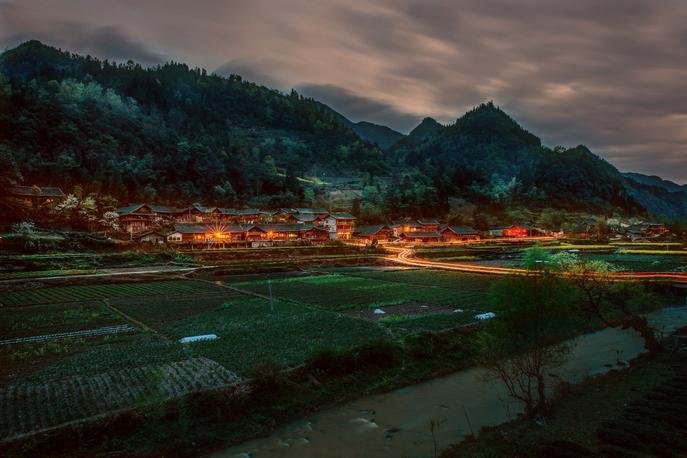 夜幕下的金龙坝村.jpg